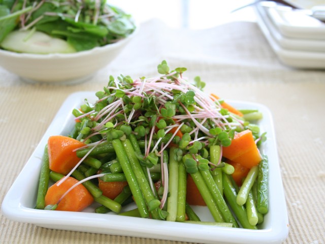 にんにくの芽炒め　赤ラディッシュの新芽添え