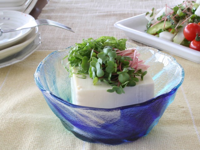 冷奴と一緒に　赤ラディッシュの新芽