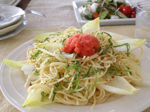チコリと大葉のペペロンチーノ　明太子のせ