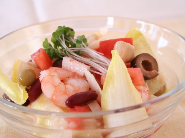 チコリとエビのミックスビーンズのサラダ