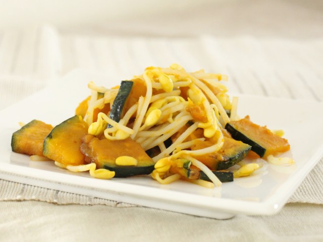 大豆もやしとかぼちゃの香味めんつゆ炒め