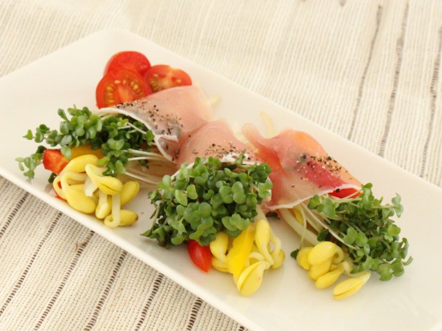 大豆もやしの生ハム荒びき黒こしょう巻き