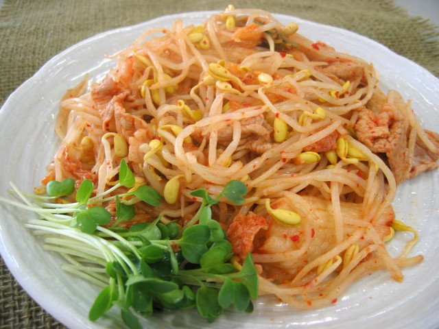 子大豆もやし芽ぐみと豚肉キムチ炒め