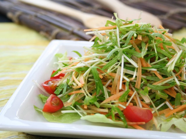空心菜の新芽とにんじんのシャキシャキサラダ