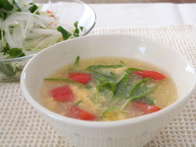 空心菜の新芽とトマトのかき玉中華スープ