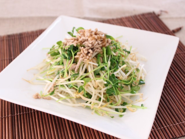 黒豆もやしと豆苗のひき肉炒め