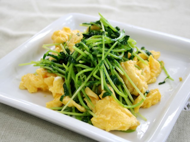 豆苗でふわ玉バター炒め