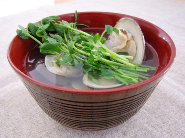 豆苗とはまぐりですまし汁