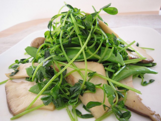 豆苗とエリンギのピリ辛炒め