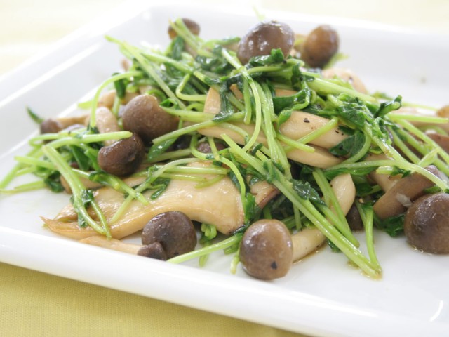 豆苗ときのこのバター炒め