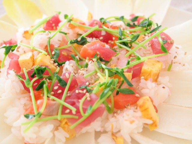 豆苗とまぐろの切り落としでちらし寿司
