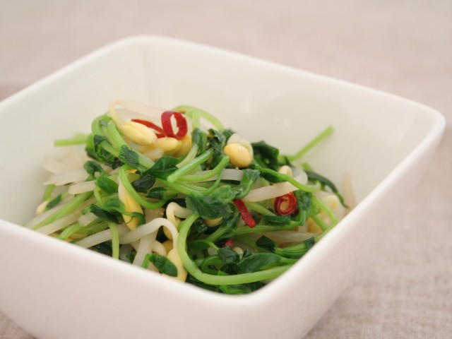 豆苗と子大豆もやし芽ぐみの中華風和え物
