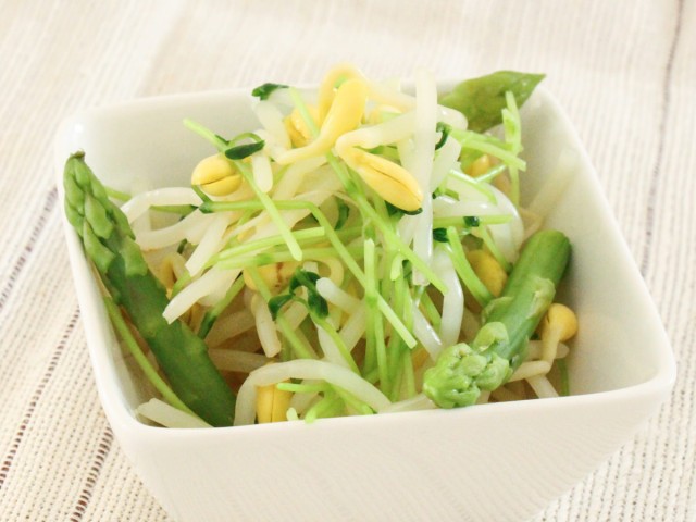 豆苗と子大豆もやしとアスパラのピリ辛おひたし