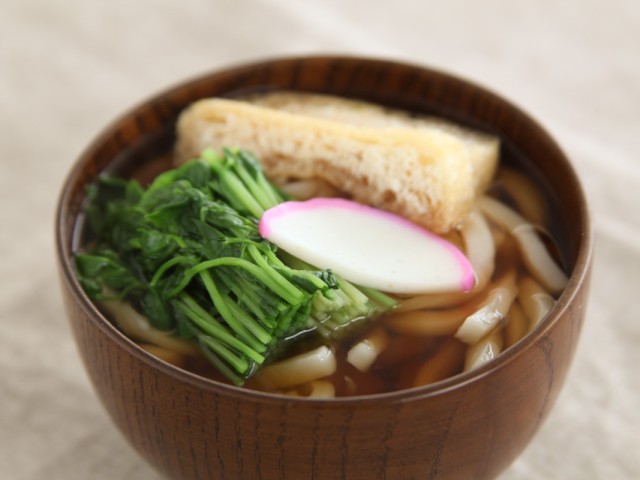 あったかいうどんに豆苗を添えて