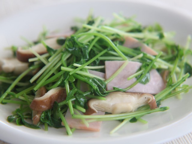 豆苗としいたけの塩コショウ炒め