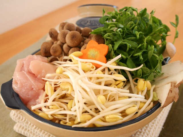 豆苗と子大豆もやしの鶏モモさっぱり寄せ鍋