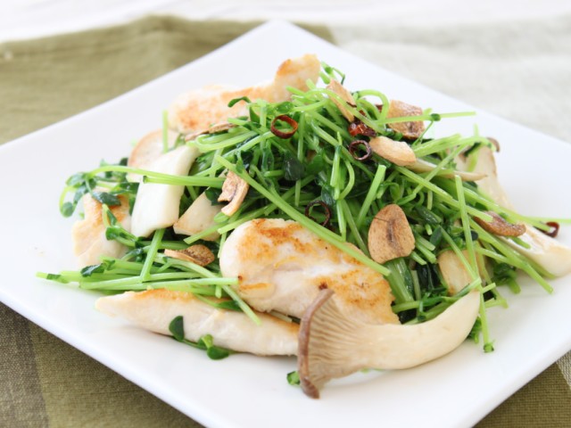 豆苗とささみの焦ししょう油炒め