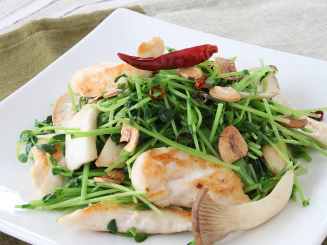 豆苗と鶏ささみでペペロンチーノ風