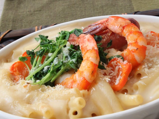 グラタンに豆苗で緑を彩り