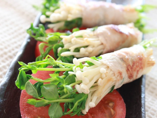 トマトと食べる豆苗の肉巻きがっつりサラダ