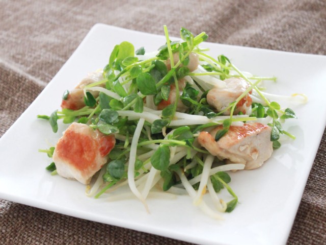 豆苗と鶏むね肉のヘルシー香味炒め