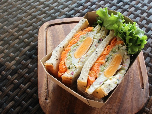 野菜たっぷり目玉焼きサンドイッチ