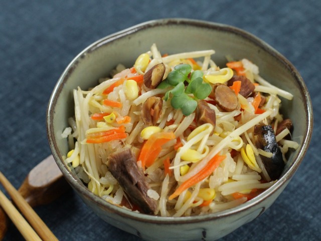 【管理栄養士監修】子大豆もやし芽ぐみとサバ缶の炊き込みご飯