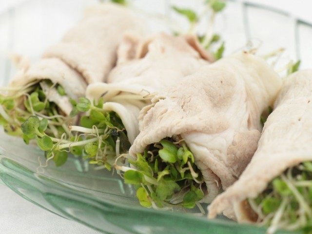 【管理栄養士監修】スプラウトの豚しゃぶ巻　さっぱりポン酢かけ