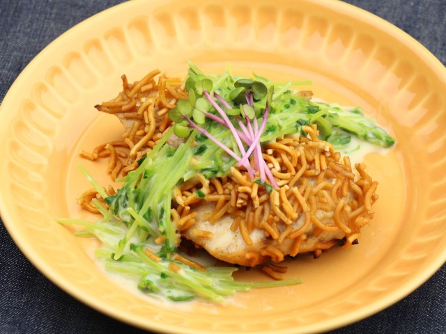 衣を楽しむ白身魚のムニエル ～豆苗のクリームソース添え～
