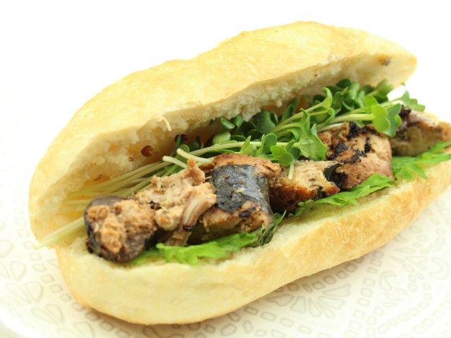 ＼おうちde海外ごはん／サバ缶で簡単バインミー風