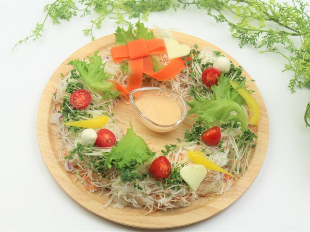 カット野菜で簡単！華やかリースサラダ