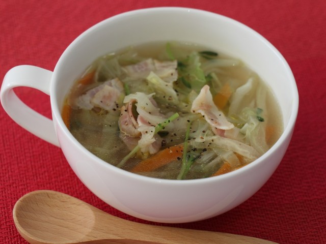 万能細切り野菜ミックスで彩りコンソメスープ