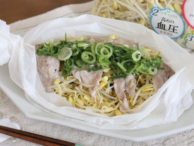 子大豆もやしと豚の包み蒸し