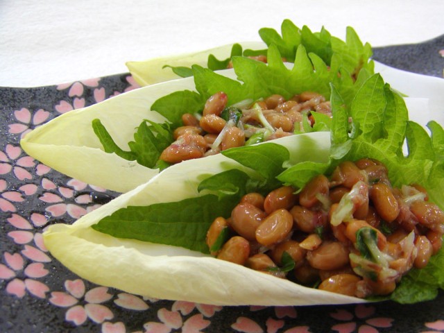 納豆としそのチコリボート