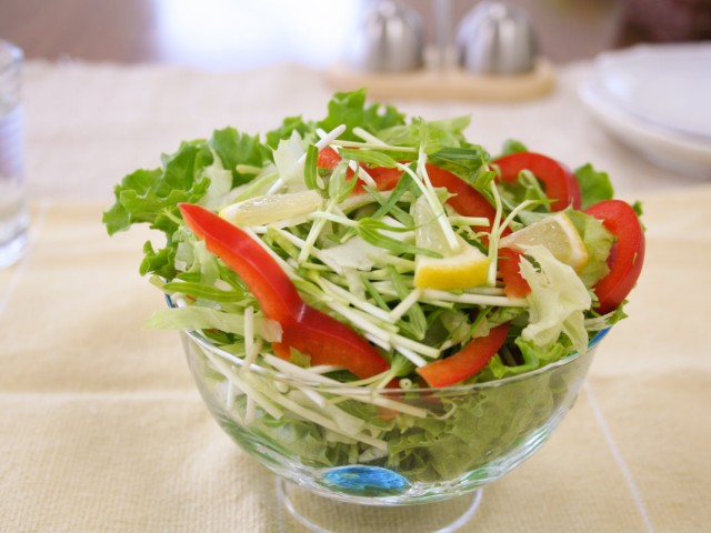 空心菜の新芽とレタスとパプリカのポットサラダ