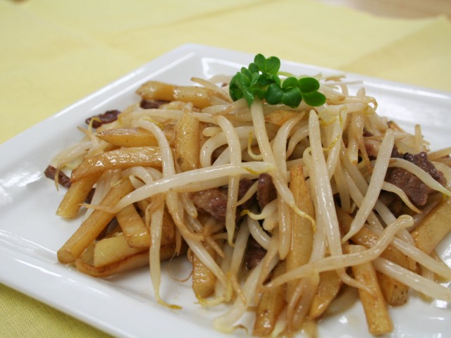 緑豆もやしとじゃがいものごま油炒め