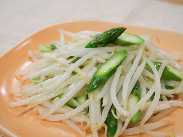 もやしとアスパラのシンプル炒め