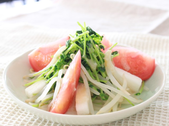 豆苗と山芋とトマトで和え物