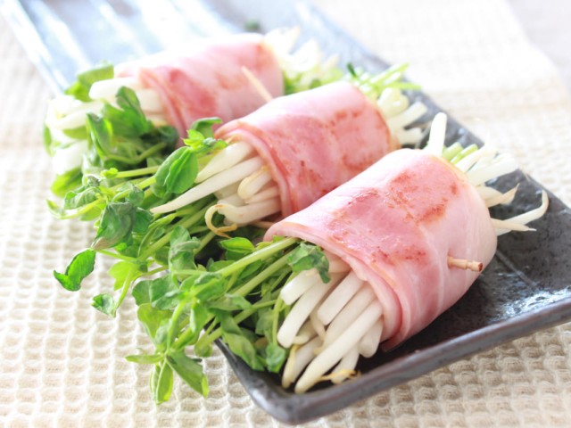 豆苗ともやしたっぷり、ベーコン巻き