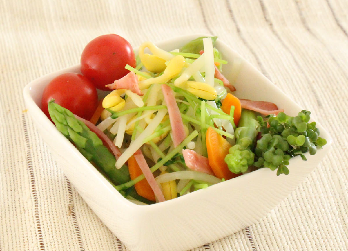 豆苗と野菜がいっぱいのサラダ