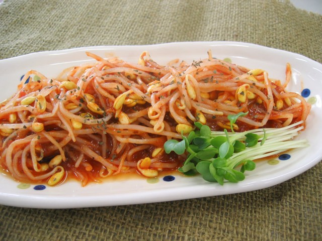 子大豆もやし芽ぐみのピリ辛ミートソース和え