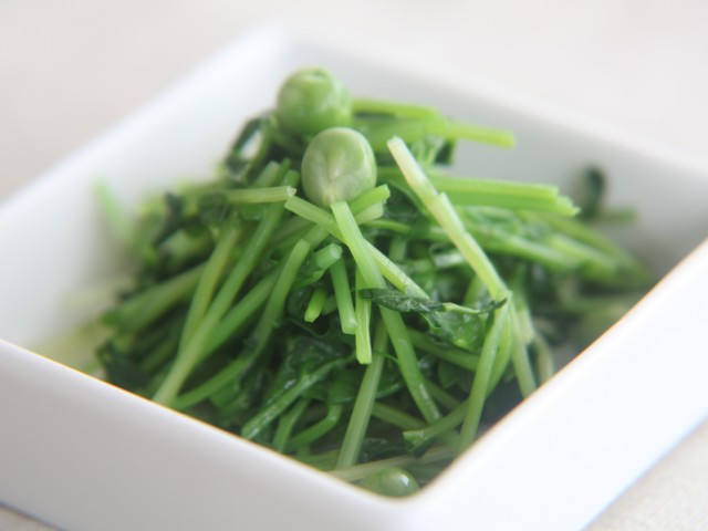 豆苗とえんどう豆の親子和え サラダコスモの おいしい発芽野菜レシピ