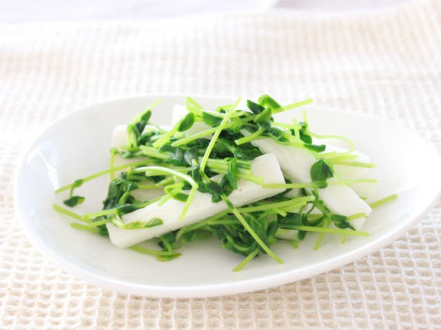 豆苗と山芋の白だし和え