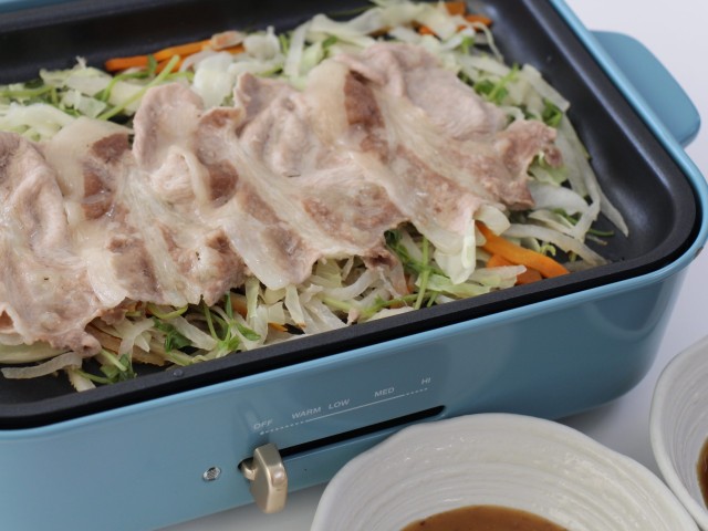 細切り野菜×ホットプレートで蒸ししゃぶ