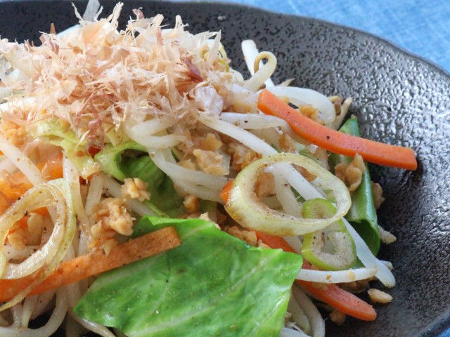 レンジで簡単！旨味だしねぎもやし炒め