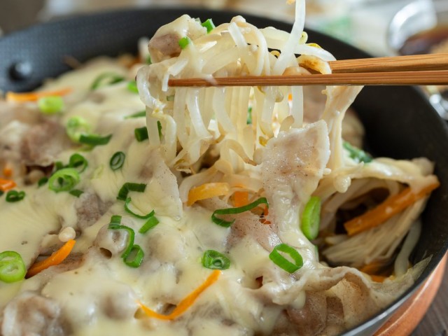 もやしと豚バラのピリ辛ワンパン蒸し