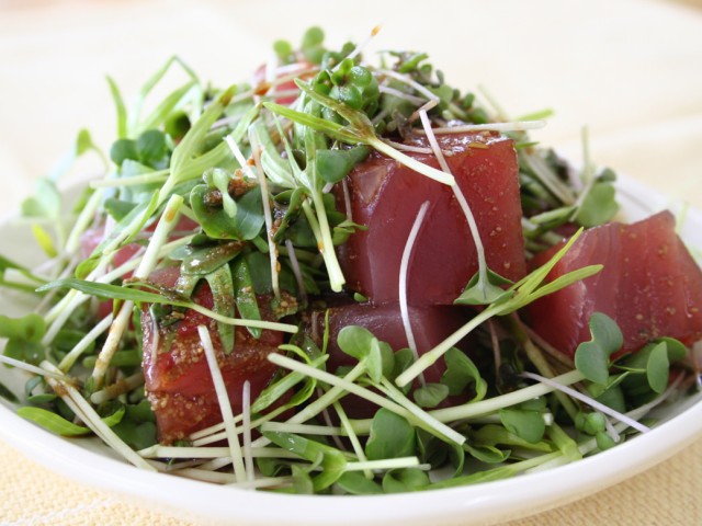 空心菜の新芽とかいわれ大根のまぐろサラダ