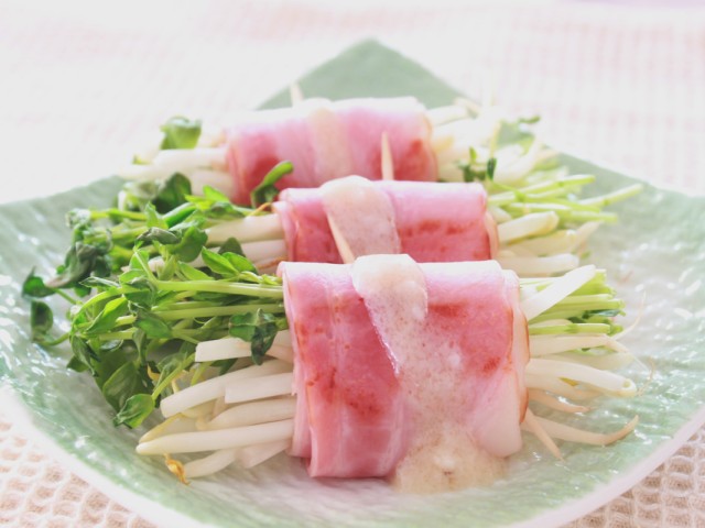 塩麹ドレで食べる豆苗ともやしのベーコン巻き