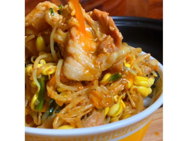 悶絶ズボラ飯(子大豆もやしと豚のレンチン旨辛丼)