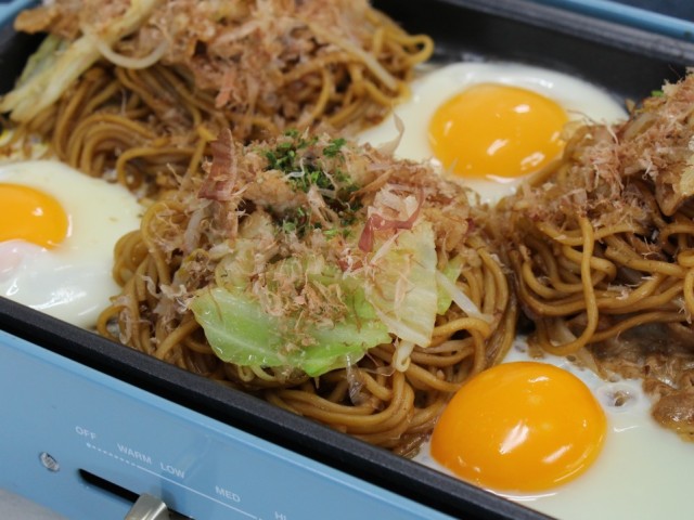 みんなでわいわい ホットプレートでやきそば&目玉焼き